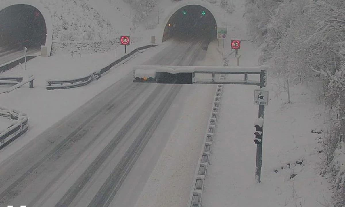 Autobus se zabio u stijenu u Gorskom kotaru, otežan promet na DC3
