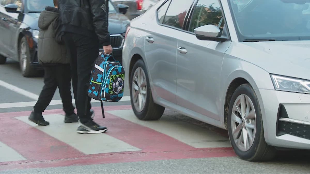 Automobili opkolili zagrebačku školu - roditelji zabrinuti za sigurnost djece
