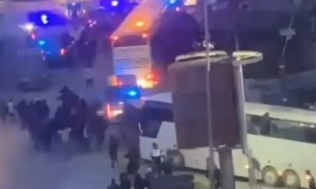 Neredi u Novom Pazaru: Kamenovani autobusi s navijačima Crvene zvezde, policija spriječila veće sukobe