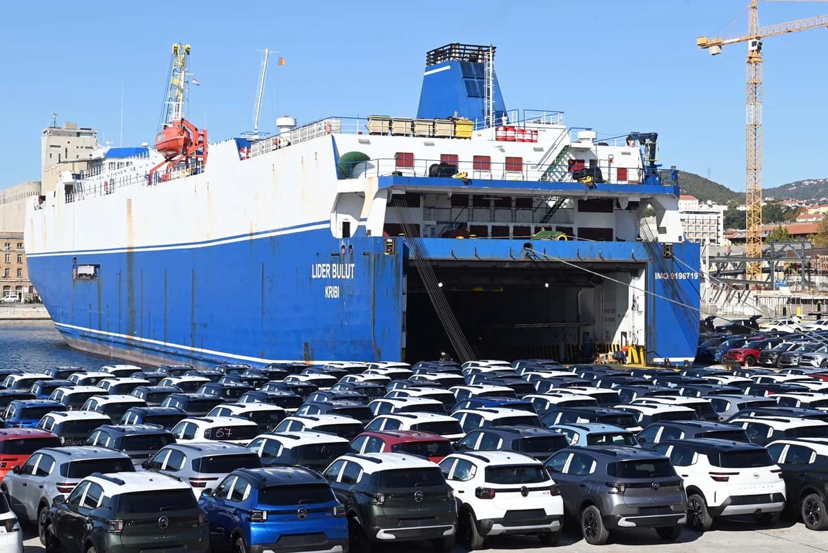 Nova era logistike: Automobili za izvoz prvi put stižu vlakom u Riječku luku, ostvarena suradnja sa Stellantisom