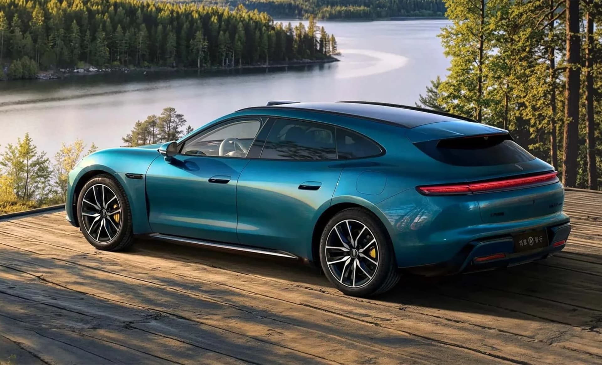 Novi kineski EV pod okriljem Huaweija nevjerojatno podsjeća na Porsche Taycan, a košta upola manje