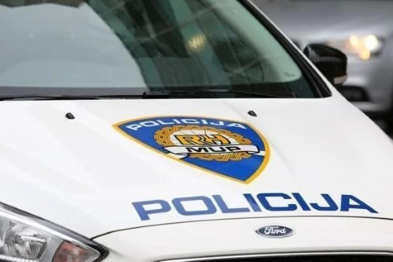 Prometni kaos u Splitu i okolici: Policijsko vozilo sudjelovalo u nesreći, automobil završio na krovu u Kaštelima