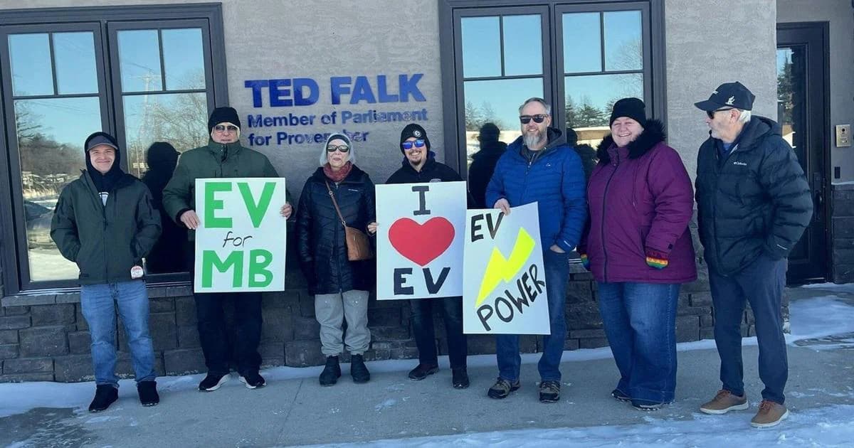 Prosvjed za električna vozila usred zime ispred ureda zastupnika Teda Falka