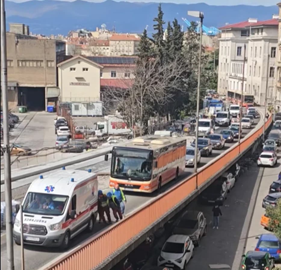 Bizarno na riječkom vijaduktu: Hitna pomoć gurana uz kolonu vozila predvođenu autobusom