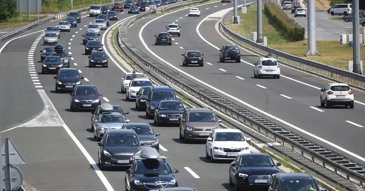 Olujna bura i nesreće uzrokuju prometni kaos na cestama, kolone i na granicama