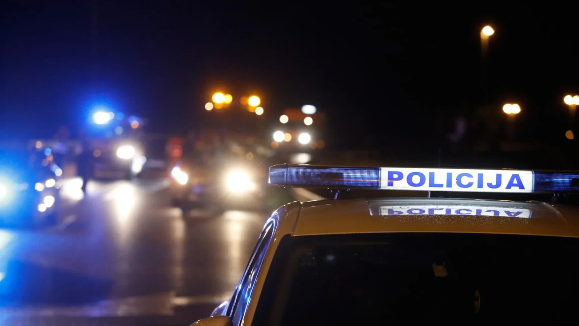Filmska potjera: Ubojica automobila uz prijetnju nožem, zabio se u drugo vozilo i pobjegao