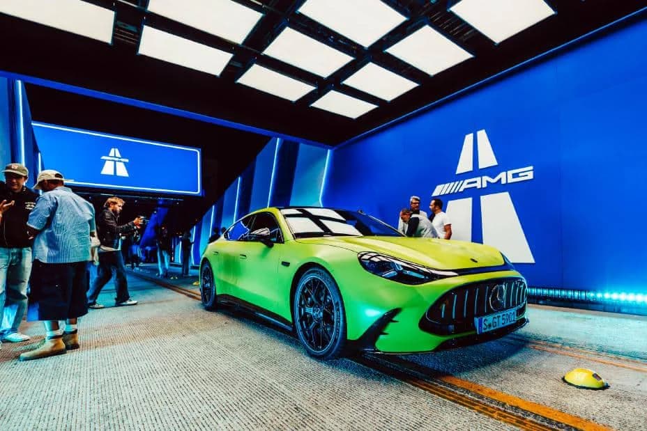 Mercedes-AMG GT 4-Door Coupe debitirao u Los Angelesu na legendarnom 6th Street Bridgeu uz Brada Pitta