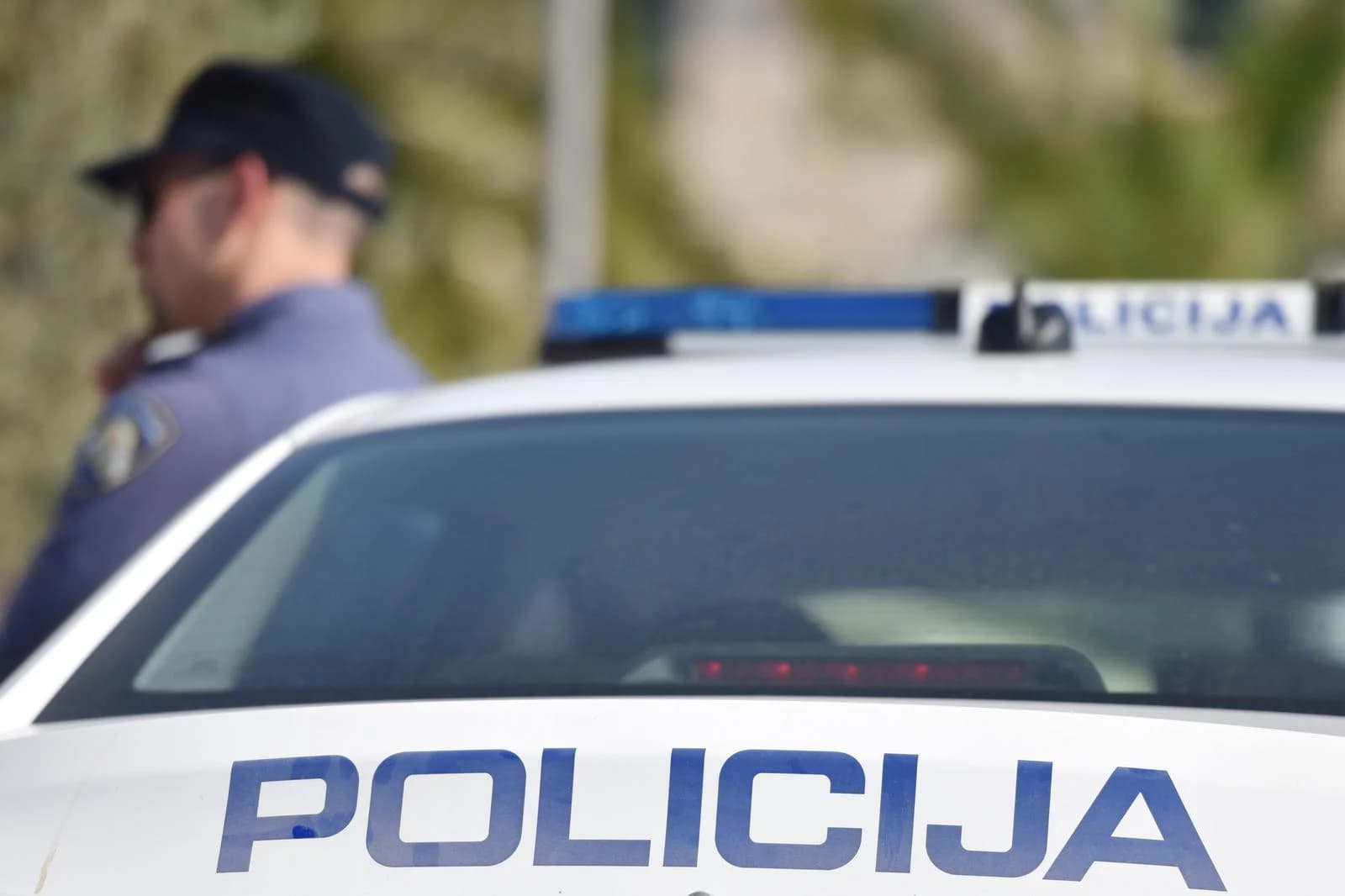 Motociklist kod Ploča pokušao pobjeći policiji, zabio se u službeno vozilo i imao drogu kod sebe