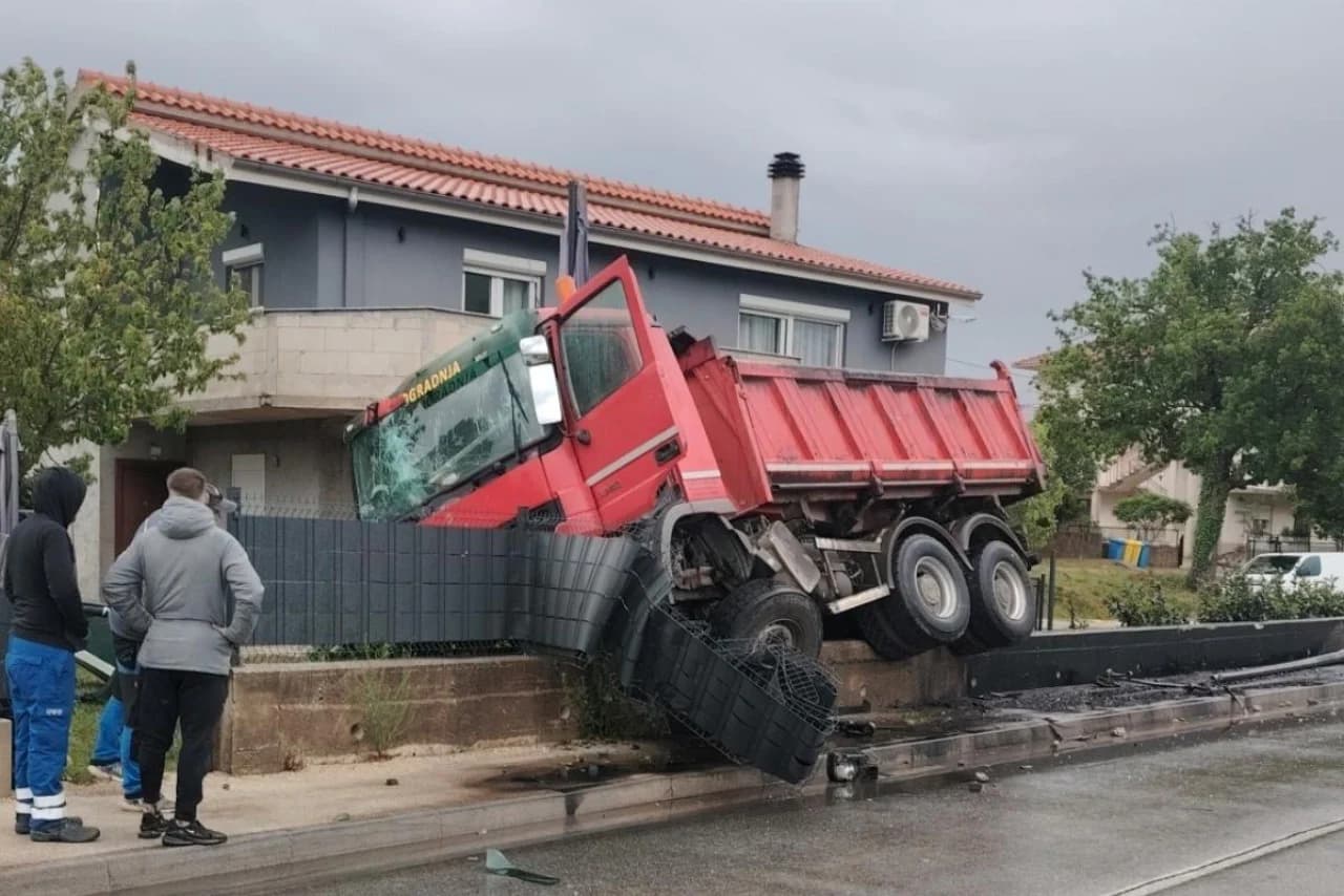 Opasna prometnica kod Trilja: Kamion uletio u dvorište, a potom i automobil