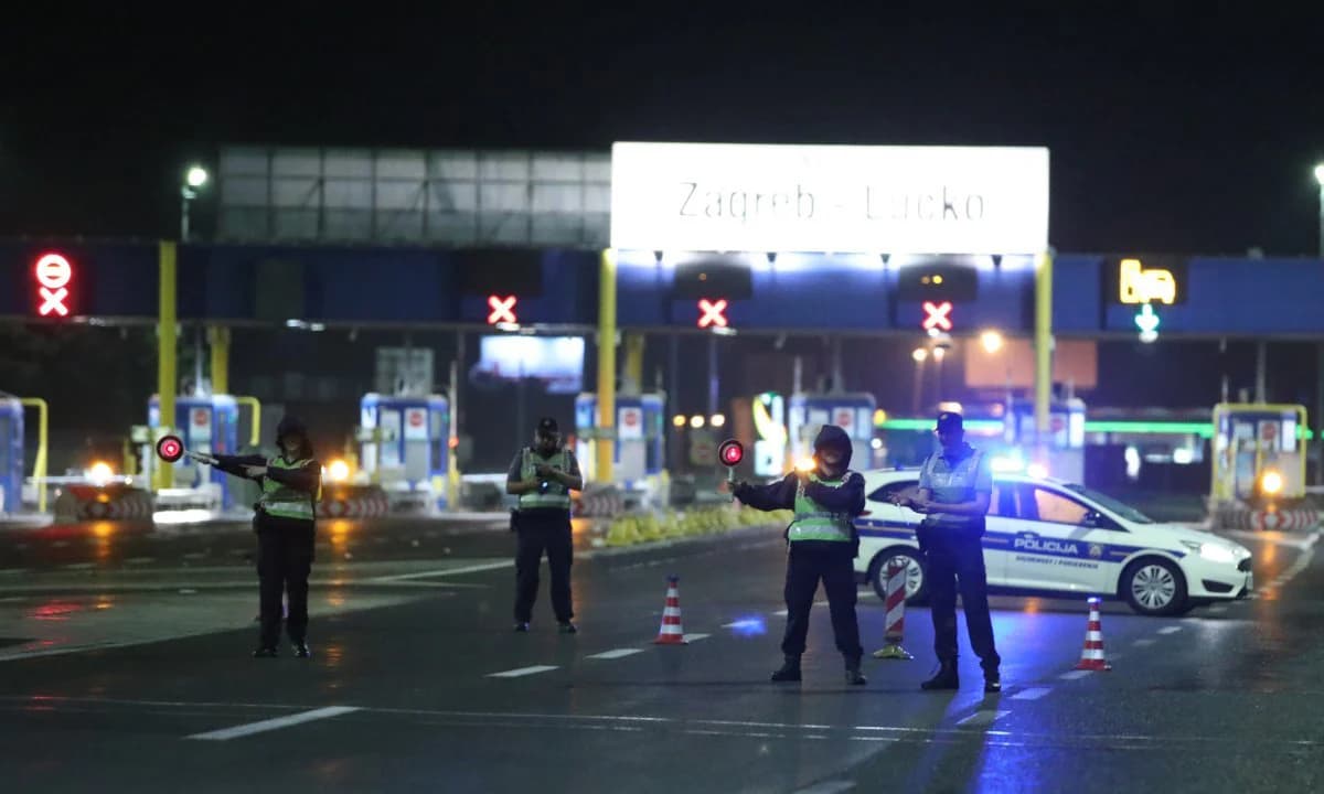 Policija zaustavila opasnu vožnju na A1: Crnogorski državljani gurali automobil