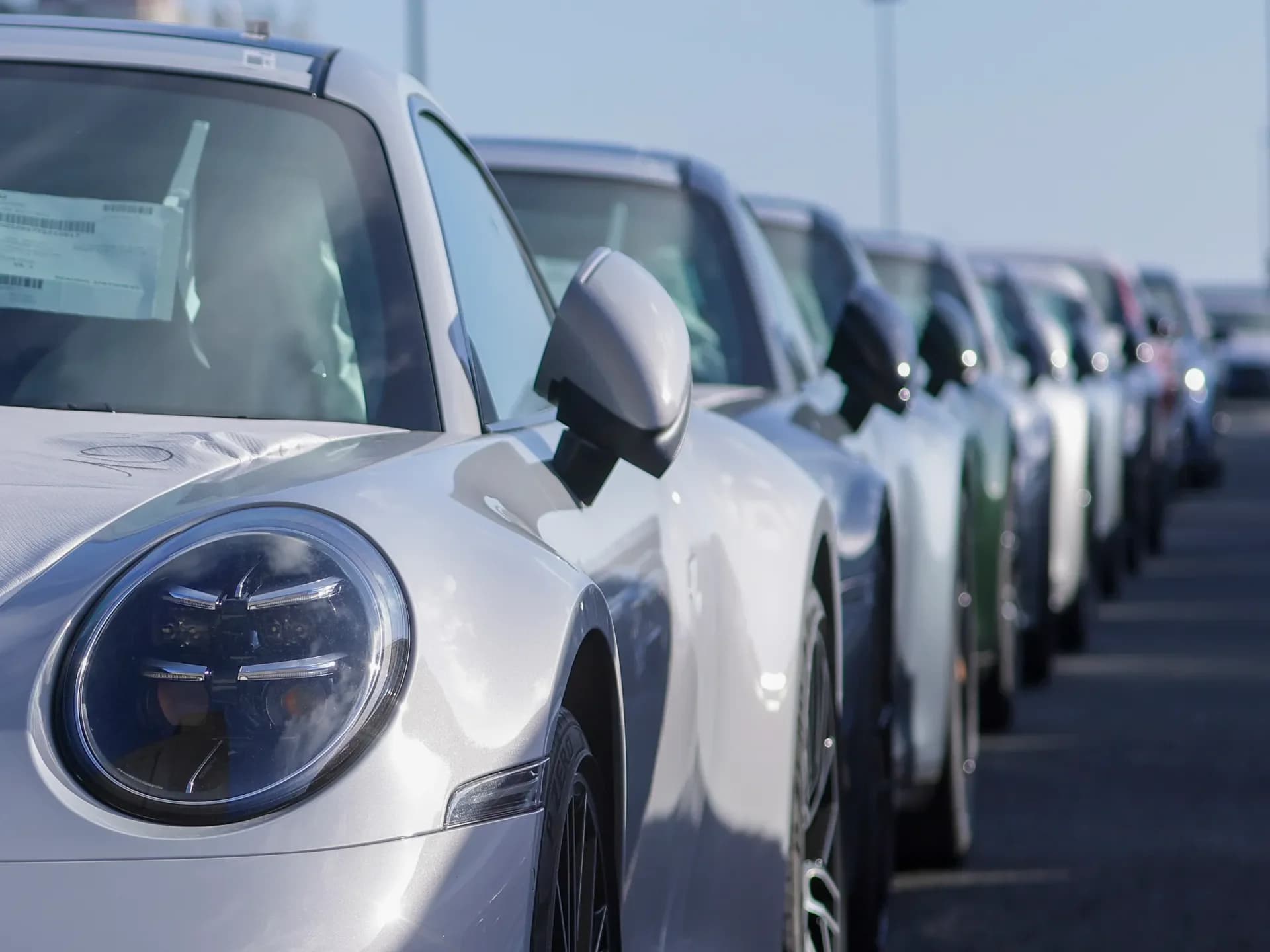 SAD planiraju povećanje carina na automobile iz EU na 25%, najviše pogođen luksuzni segment