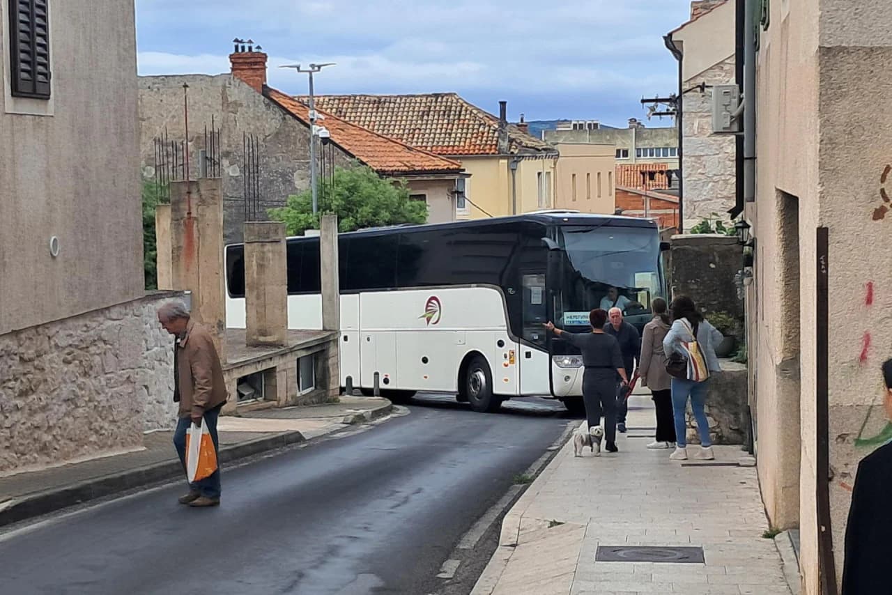 Ukrajinski autobus blokirao Sibenik, razotkrivši probleme s cestom na Vanjskoj