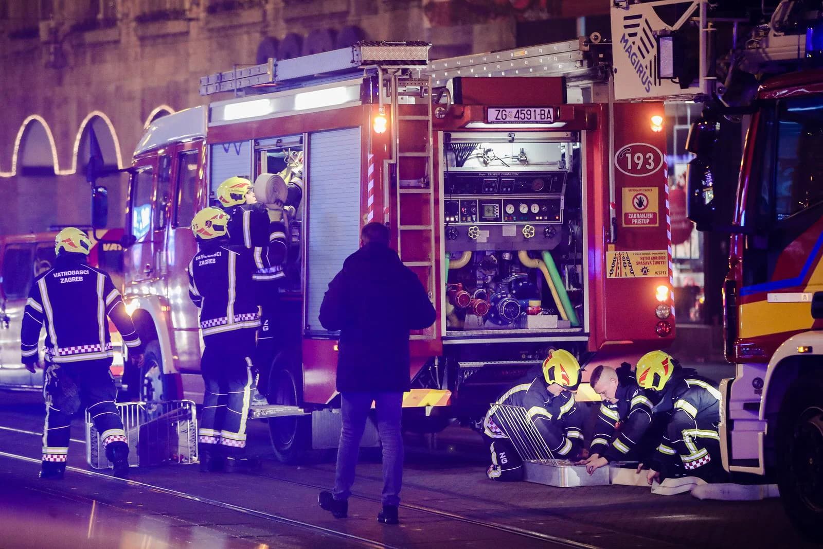 Velika akcija spašavanja kod Dubaca: Vozilo sletjelo u provaliju, 29 vatrogasaca na terenu