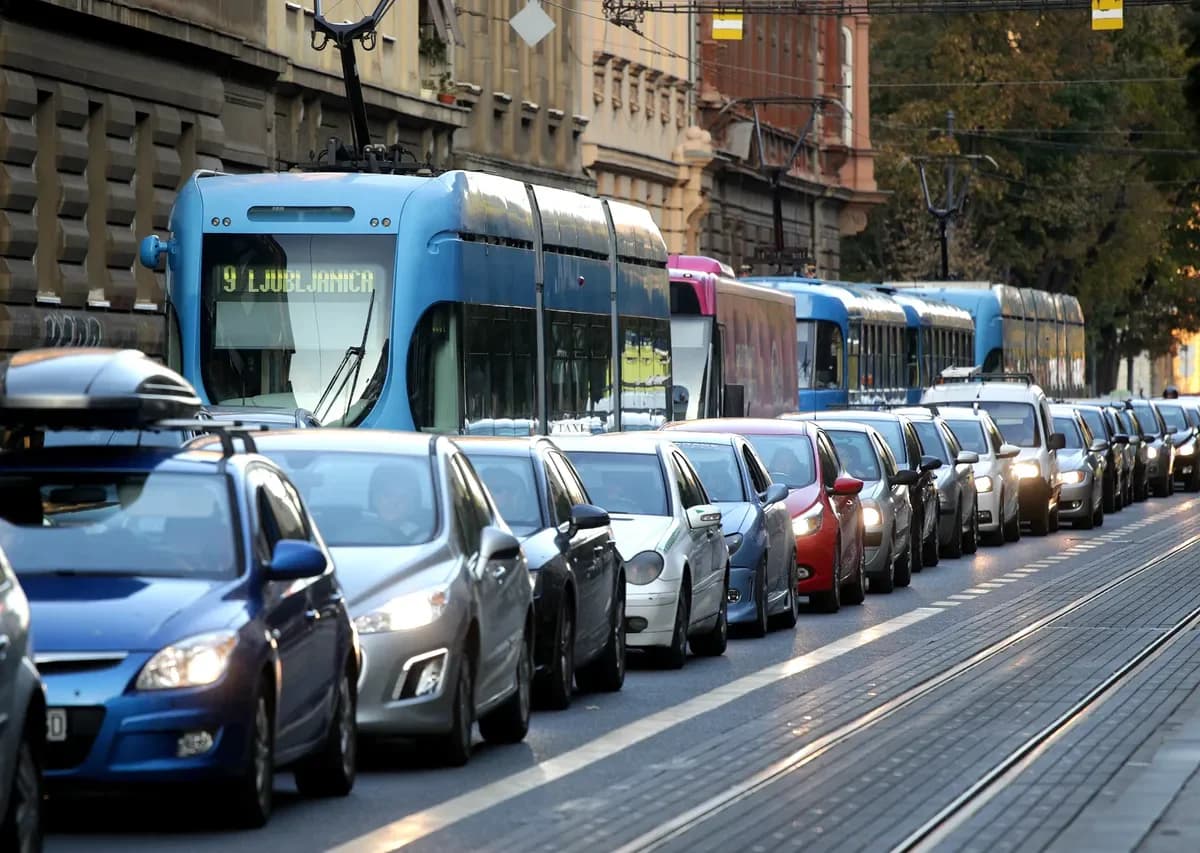 Zagreb u prometnom kaosu: Broj automobila raste, javni prijevoz gubi putnike