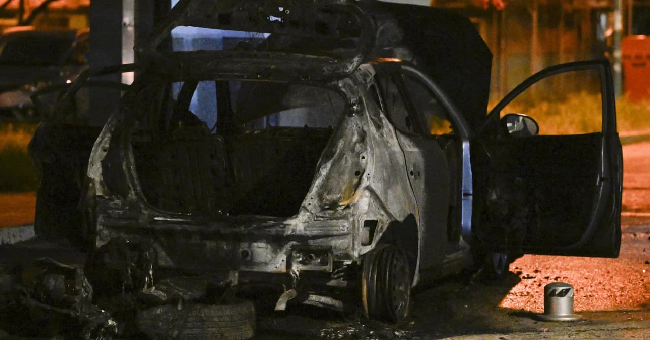 Automobil izgorio u dvorištu obiteljske kuće u Sesvetama