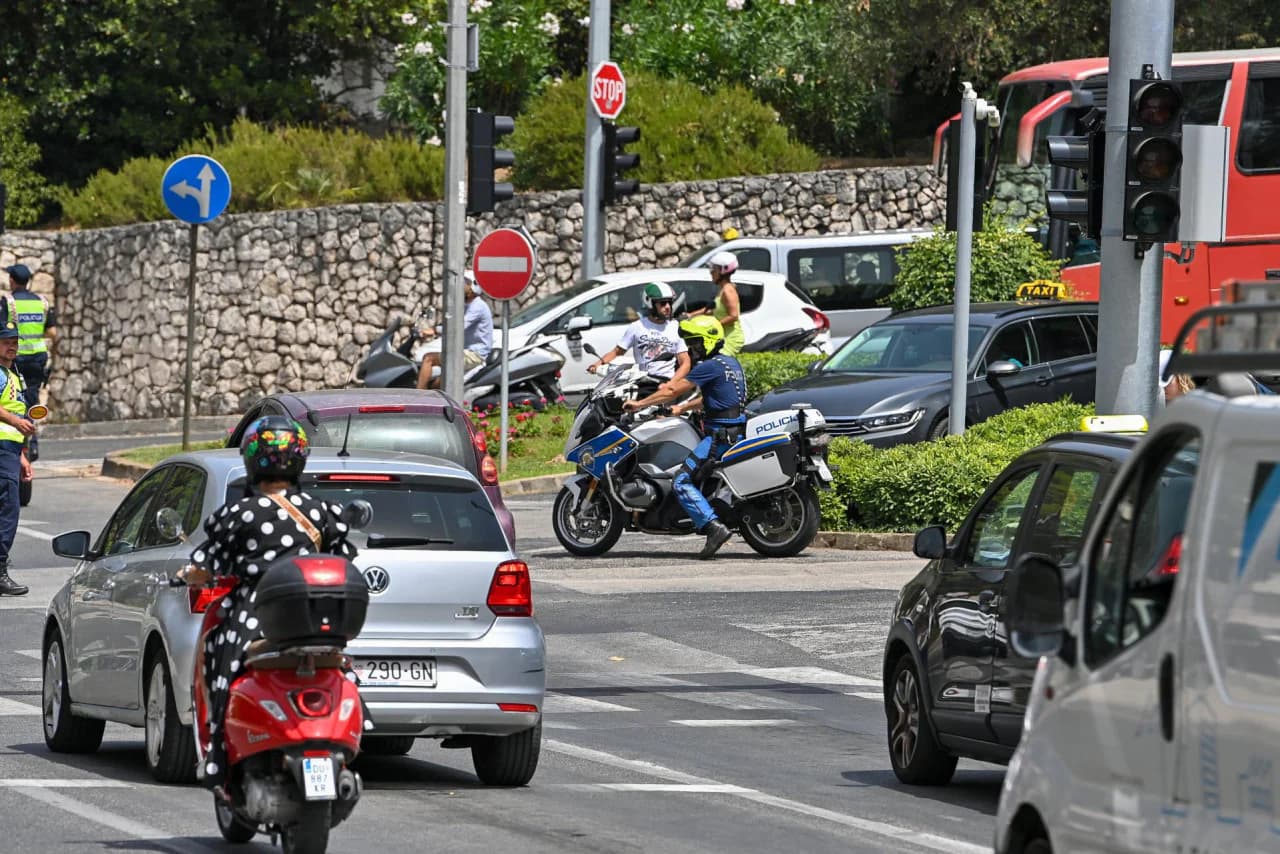 Dubrovački prometni redari ispisali tisuće kazni: problem nepropisnog parkiranja motocikala i mopeda