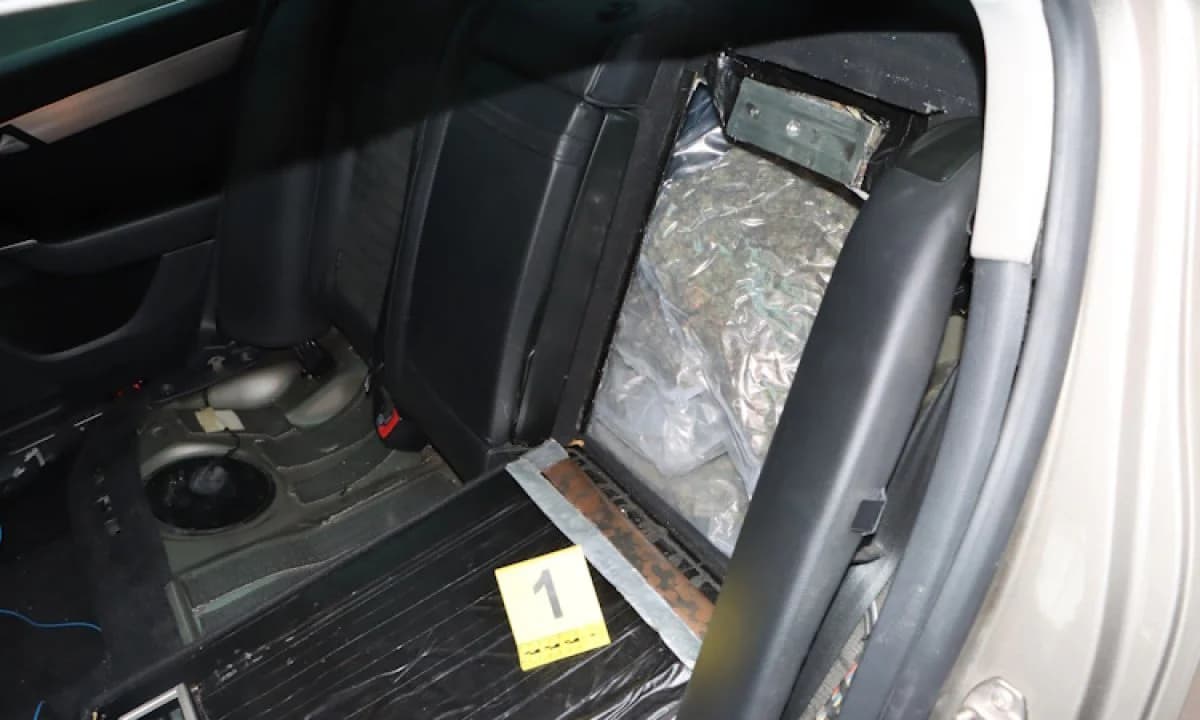 FOTO: Zagrebačka policija u automobilu slovenskih oznaka otkrila preko 14 kg marihuane i hašiša
