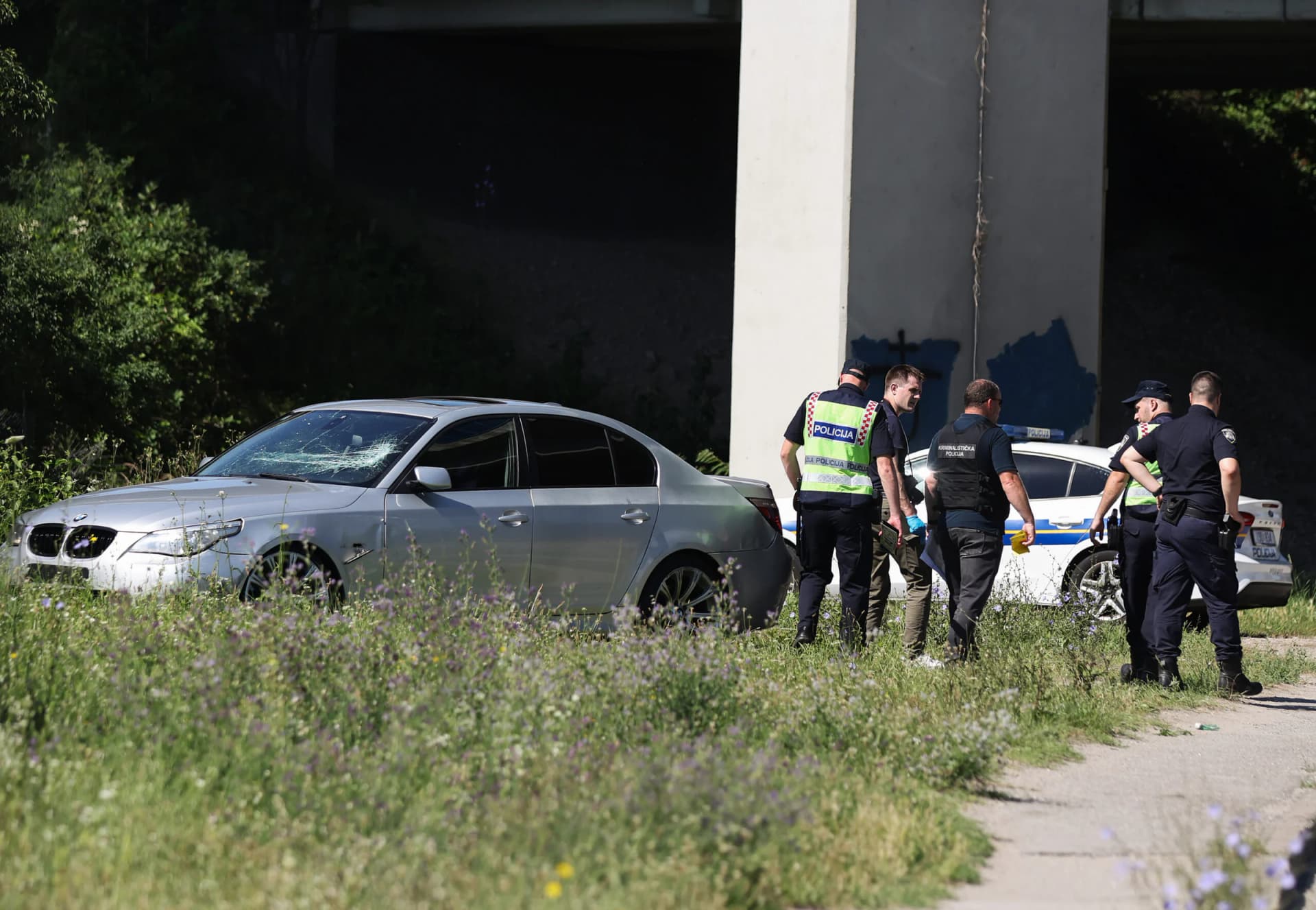 Mladić (20) BMW-om bježao policiji kod Zagreba, potom udario službeno vozilo i napao policajca