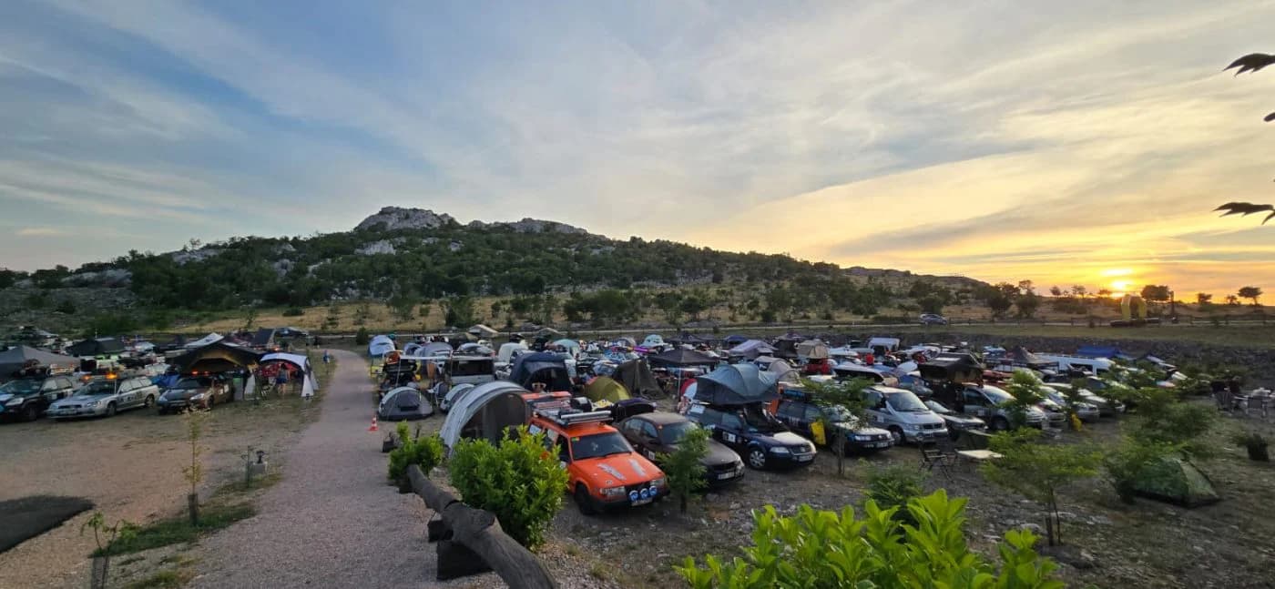 Neobična karavana automobila stigla pod Velebit: Sudionici Carbage Run-a odsjeli u Šušnju