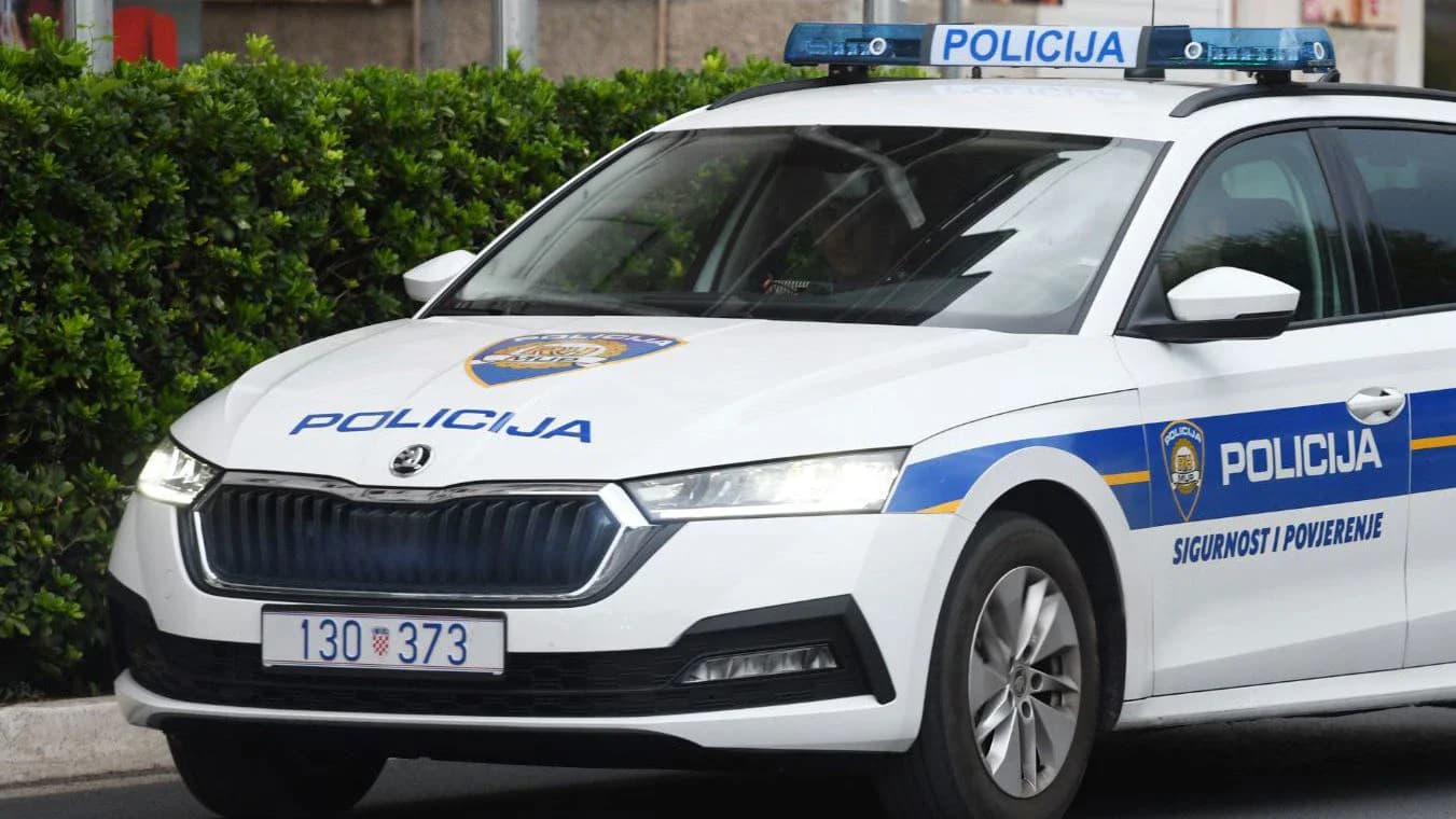 Pula: Njemački državljani pobjegli policiji pa se zabili u službeno vozilo