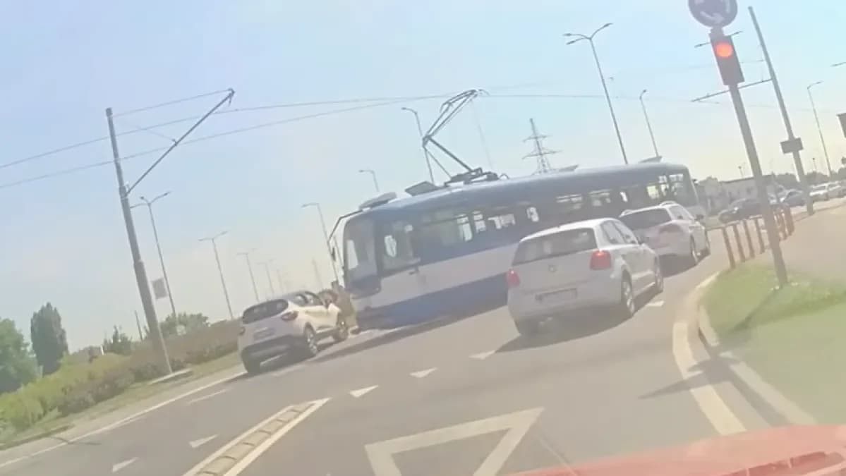 Sekunde do nesreće u Osijeku: Automobil umalo pod tramvaj zbog prolaska kroz crveno