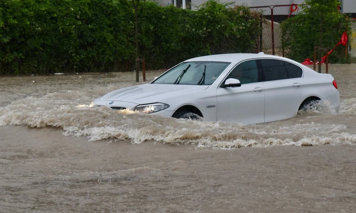 Split pod vodom: Bujice paralizirale grad, BMW zarobljen u poplavi