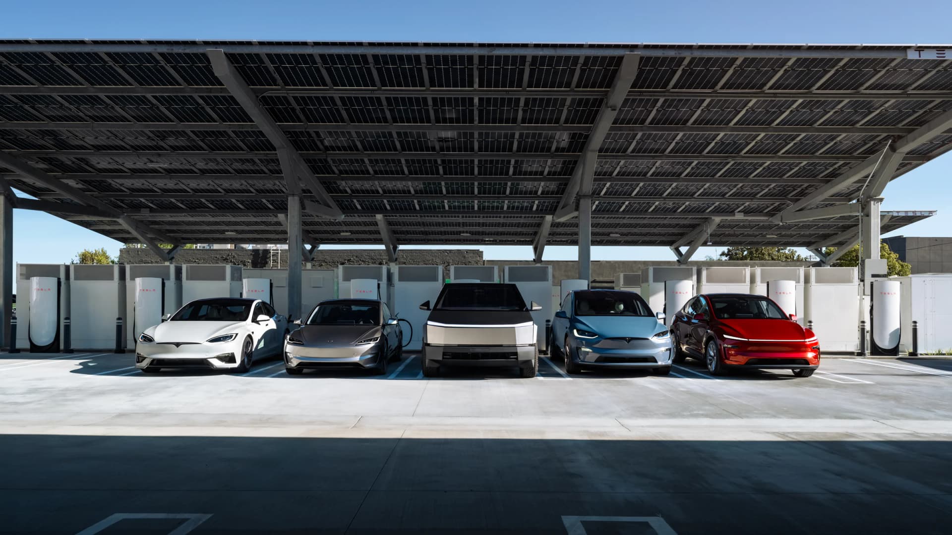 Tesla dionice pale unatoč optimizmu analitičara, SpaceX nastavlja rast
