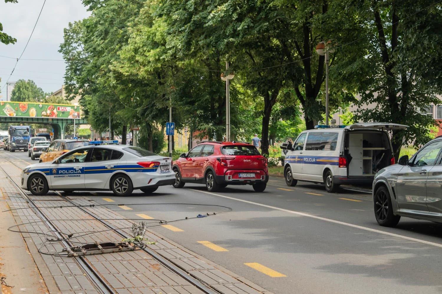 Zagreb: Teretnjak oštetio tramvajski vod, ozlijeđena prolaznica