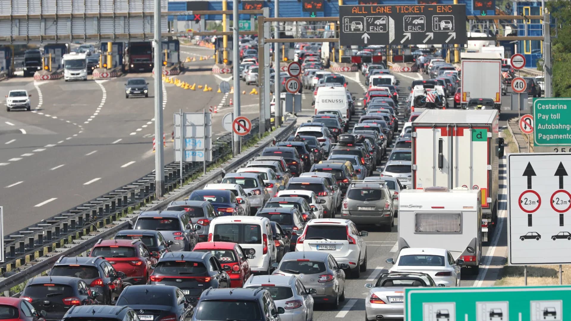 Požar na A1 kod Lučkog uzrokuje kilometarske kolone, HAK upozorava na niz problema