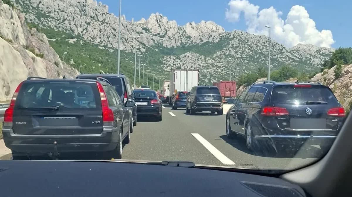 Požar na A1 stvorio kilometarske kolone kod tunela Sveti Rok