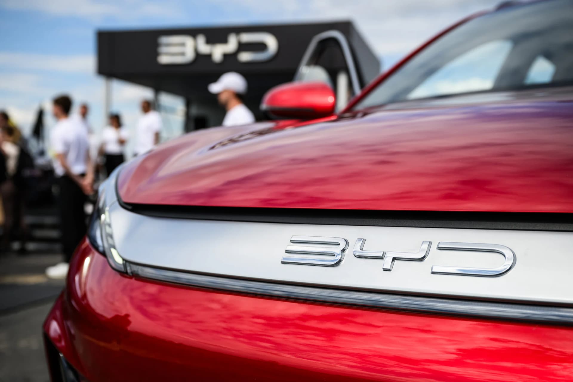 Tesla i BYD: Tko pobjeđuje u utrci električnih vozila?