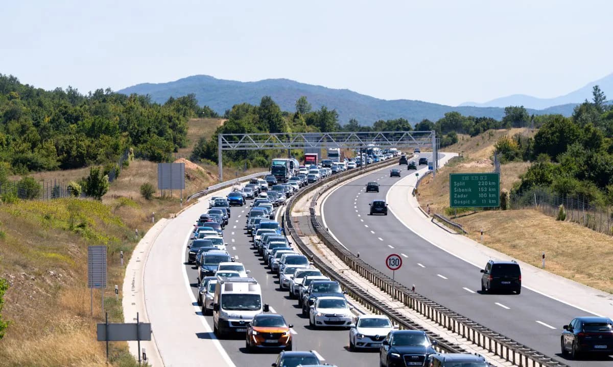 Gužve na autocestama: Dvije prometne nesreće prema Zagrebu, gorio autobus kod Dubrovnika