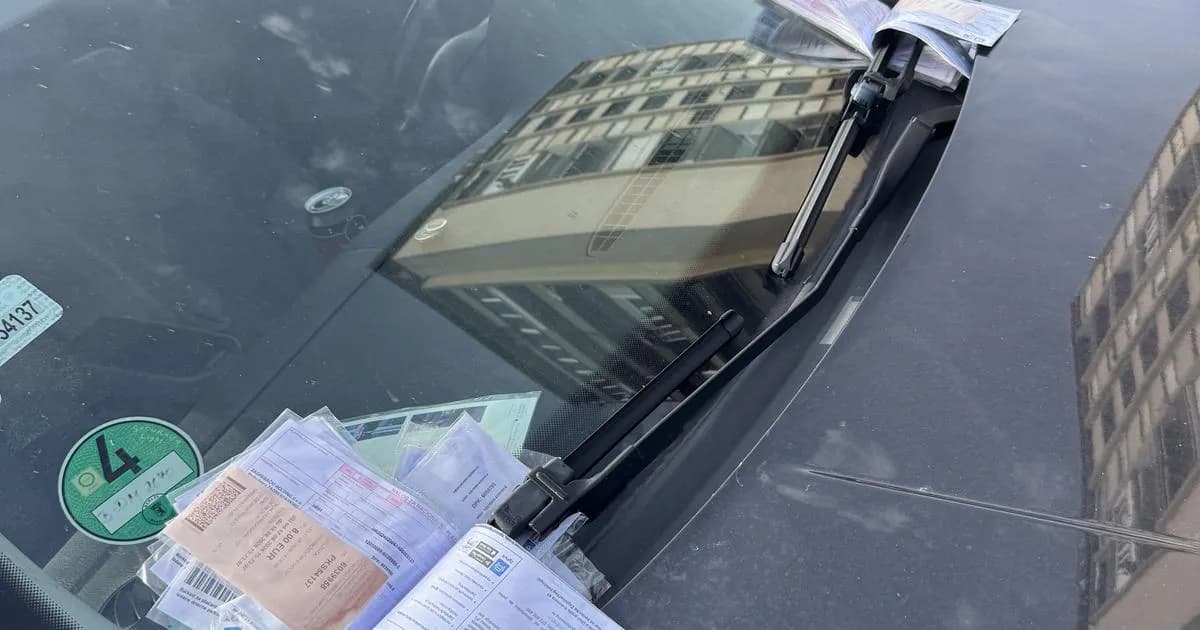 Zagrepčane zbunio automobil zatrpan parkirnim kartama: 'Kad će ukloniti vozilo?'
