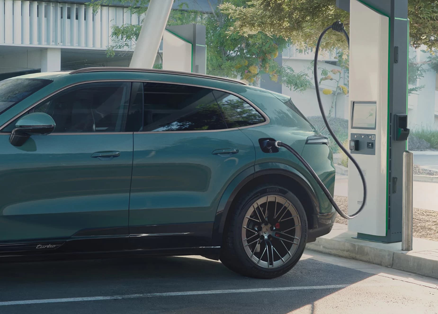 Porsche s bežičnim punjenjem stiže u Europu: prvi serijski BEV s 90% učinkovitosti