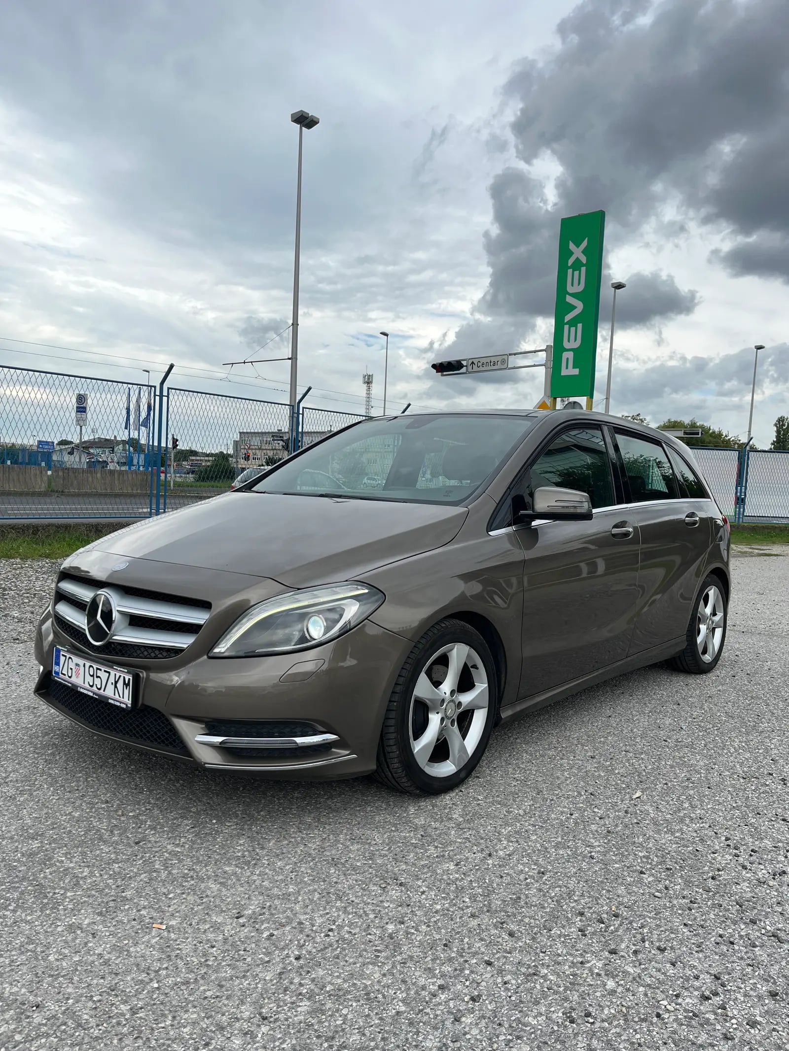 Mercedes-Benz B 180